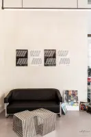 갤러리 무드 아트월이 있는 카페 라운지 공간